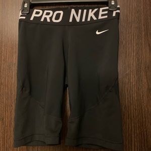 Nike Pro 8” shorts - M